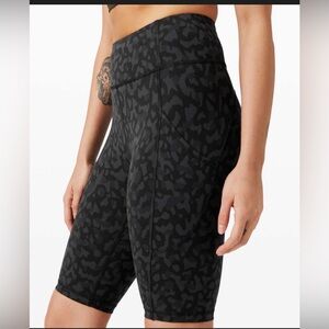 Lululemon Invigorate High-Rise Short 10"
Formation Camo Deep Coal Multi size 6
